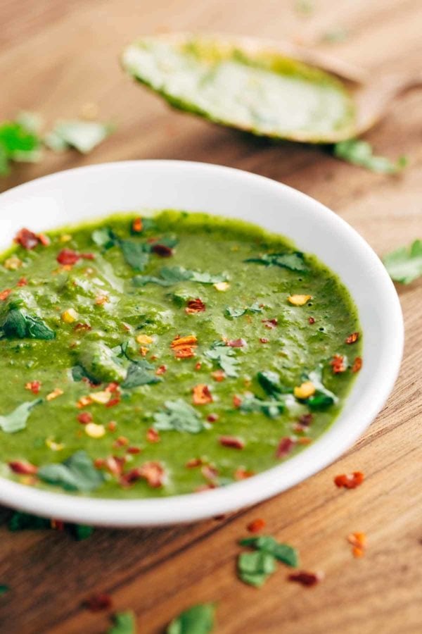 一小碗白色的墨西哥辣酱