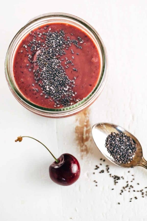 一碗加入樱桃籽的沙拉酱