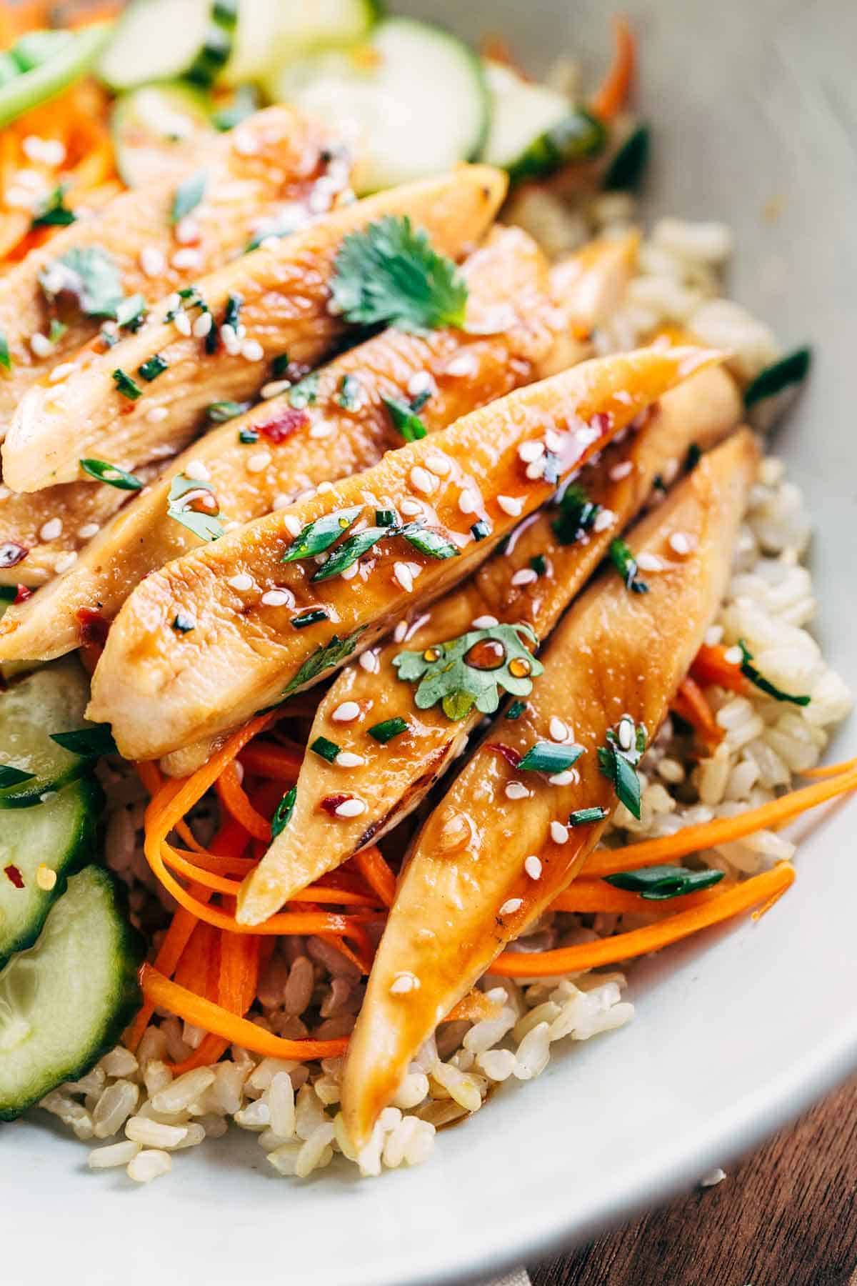 上面撒有芝麻的烤鸡片