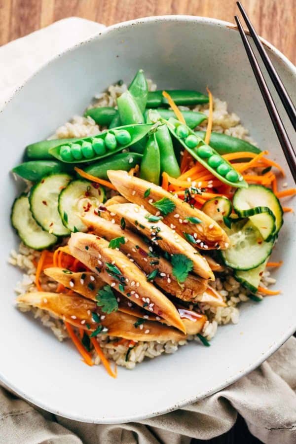 碗切的芝麻鸡与豌豆和黄瓜