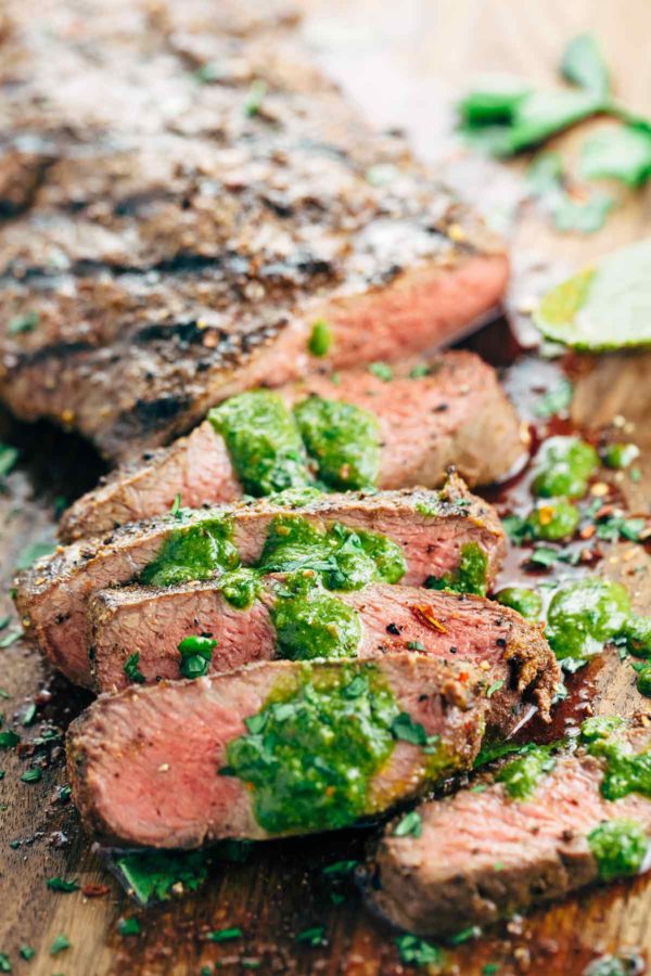 烤平牛排片,上面淋上意大利辣酱