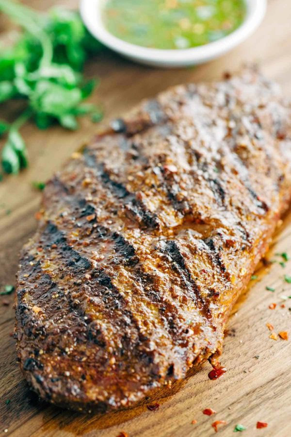 在木砧板上烤平的铁牛排