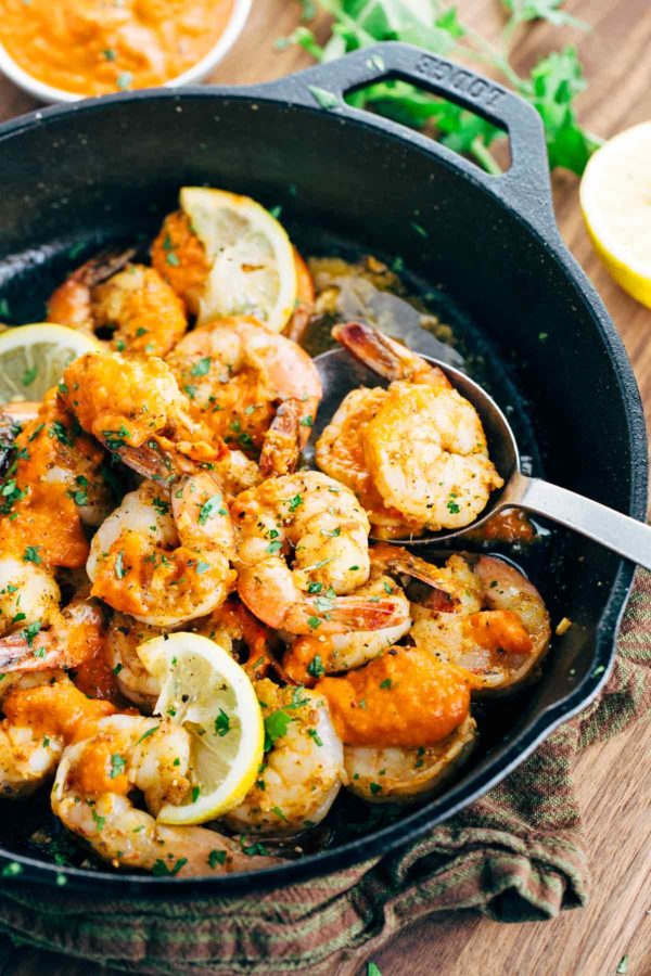 大蒜虾煎锅用烤红辣椒调味汁