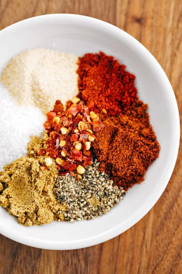 擦干牛排香料,如孜然,墨西哥小辣椒,大蒜,盐和胡椒