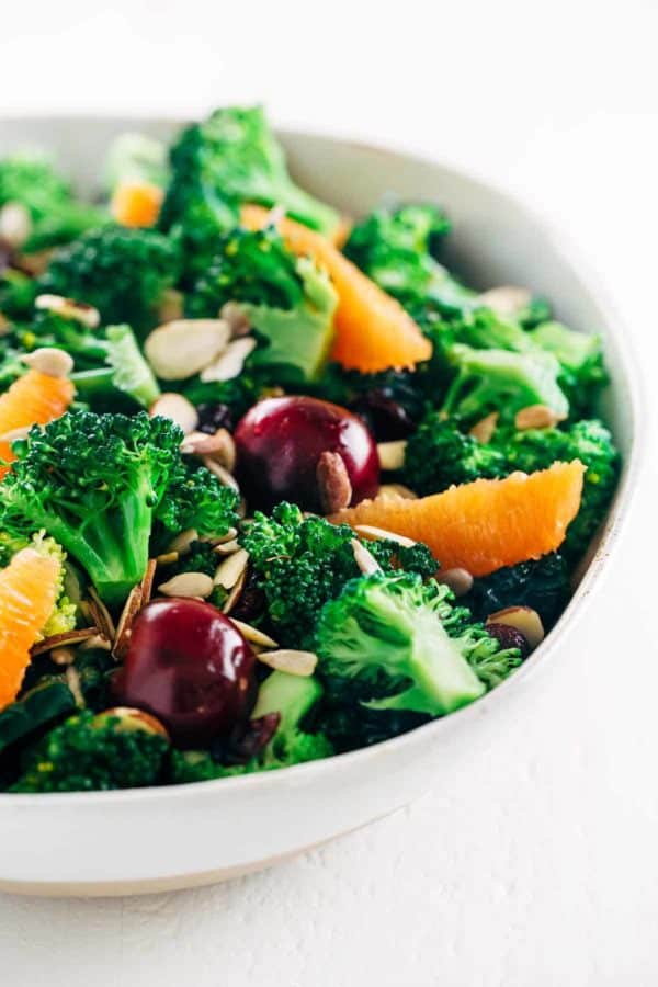 碗西兰花沙拉用樱桃和桔子