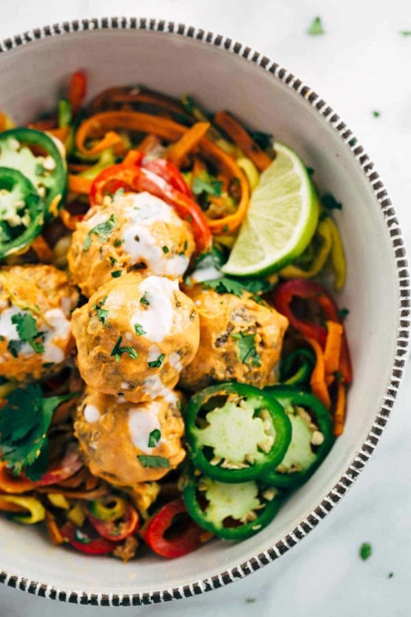 从上往下看,椰子咖喱肉丸和螺旋蔬菜在碗里