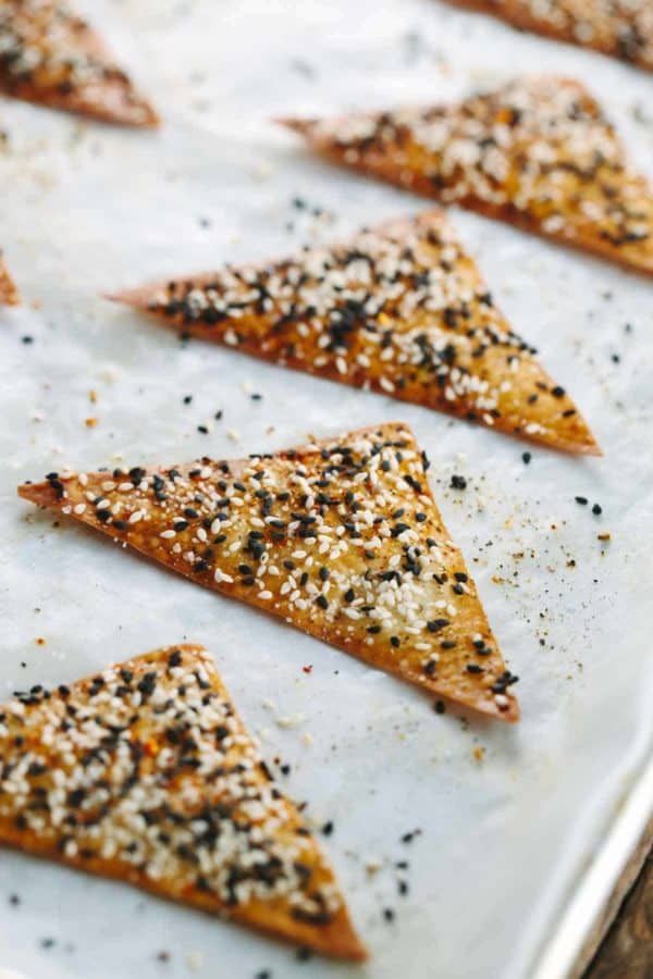 芝麻馄饨薯片放在烤盘上