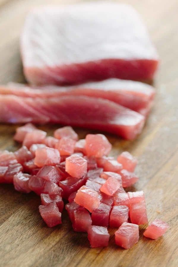 大眼金枪鱼在切菜板上切成小块