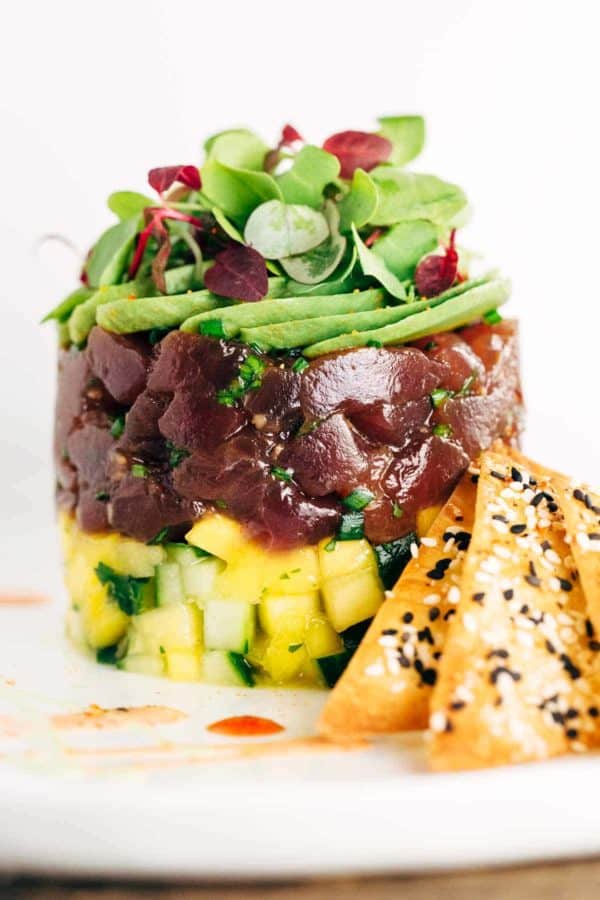 金枪鱼塔,黄瓜层和鳄梨片