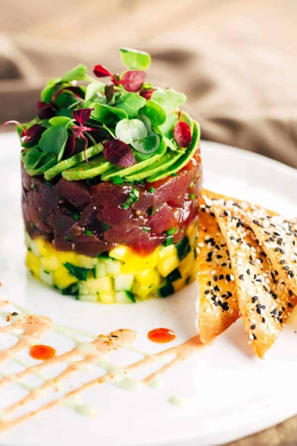 金枪鱼塔与烘烤的馄饨薯片