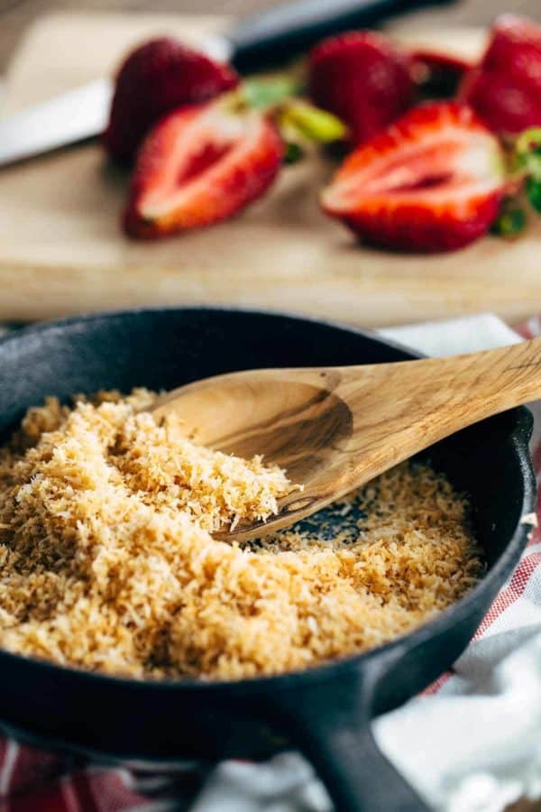 在铸铁锅中烤椰子剥落