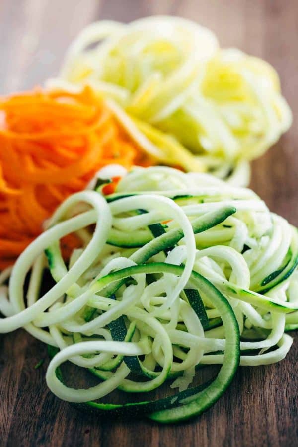 菜板上五颜六色的螺旋形蔬菜面条