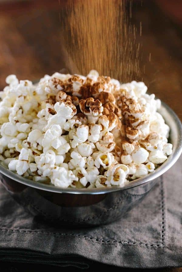 棕色香料被洒在顶部一碗玉米花