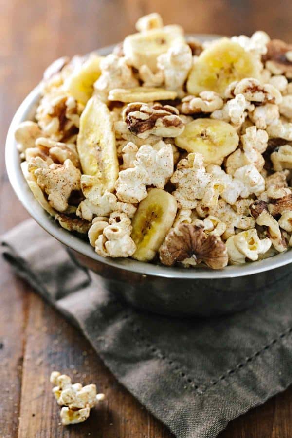 关闭在碗的香蕉面包调味玉米花