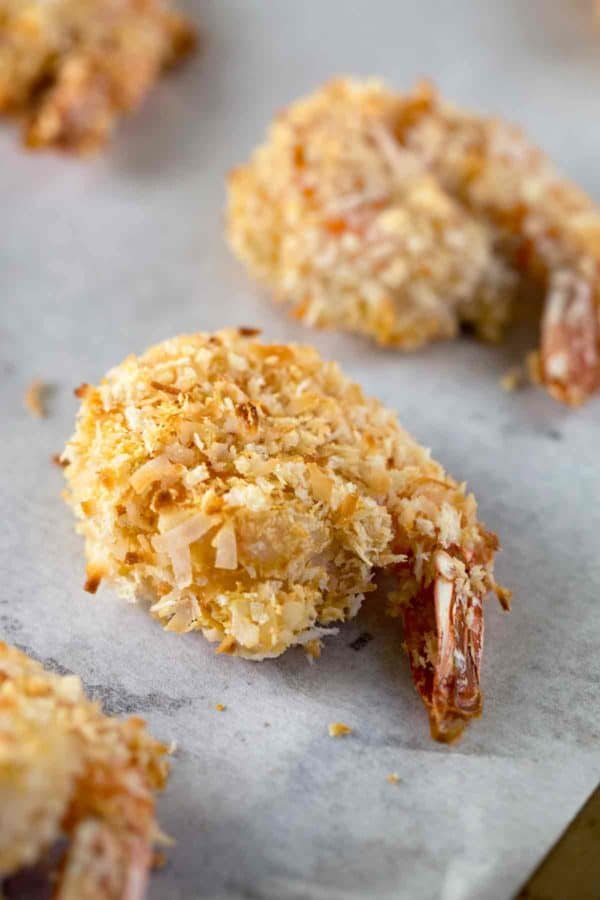 把脆脆的烤虾放在平底锅上