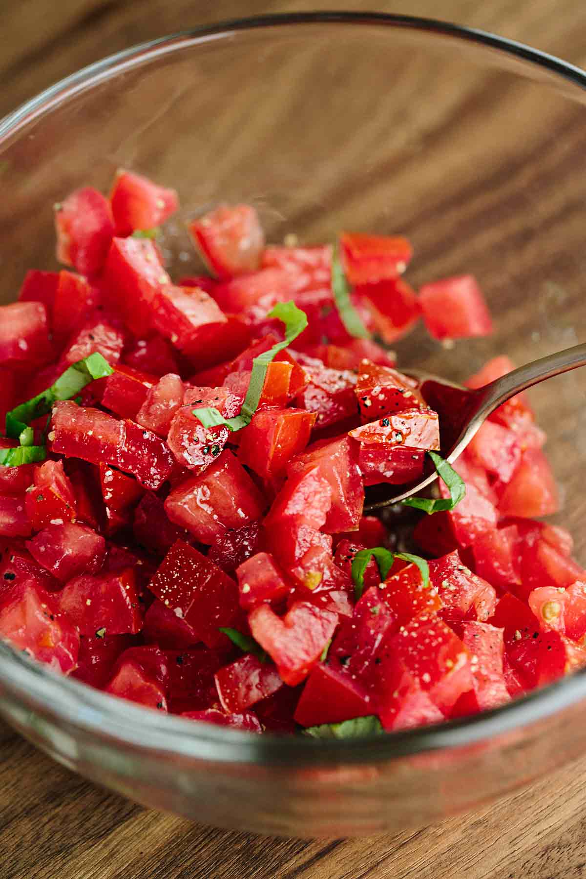 将西红柿丁与调味料混合,做成意式烤面包