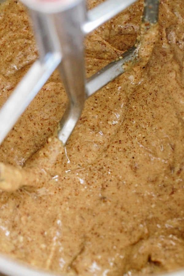 关闭做曲奇饼面团的立场搅拌器