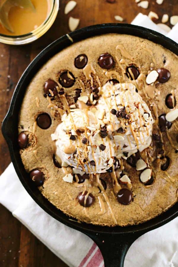 顶视图巧克力饼干煎锅与冰淇淋两勺在上面的两块勺子