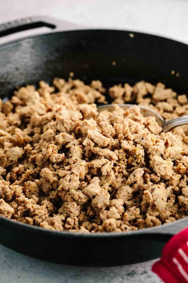 在铸铁锅里煮的火鸡