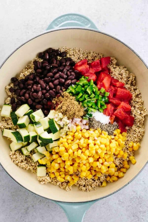 奎奴亚藜,玉米,西红柿,黑豆和夏南瓜在一个大锅里