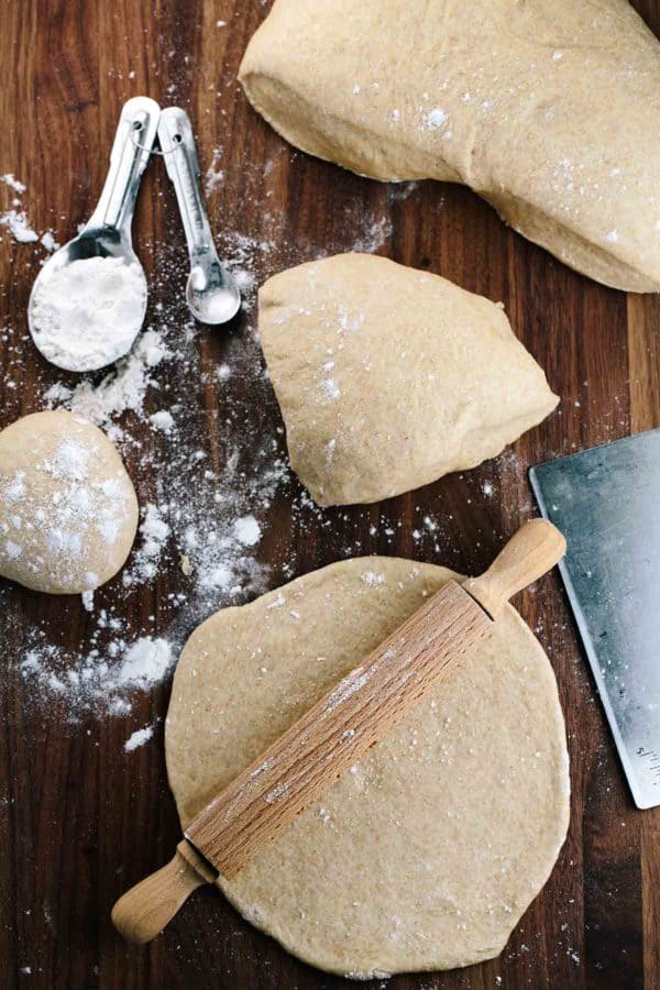 在一个木板滚动面团在一个木板