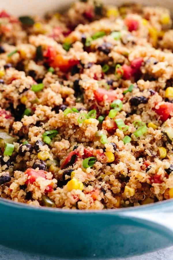 一壶火鸡和香料藜麦的特写镜头