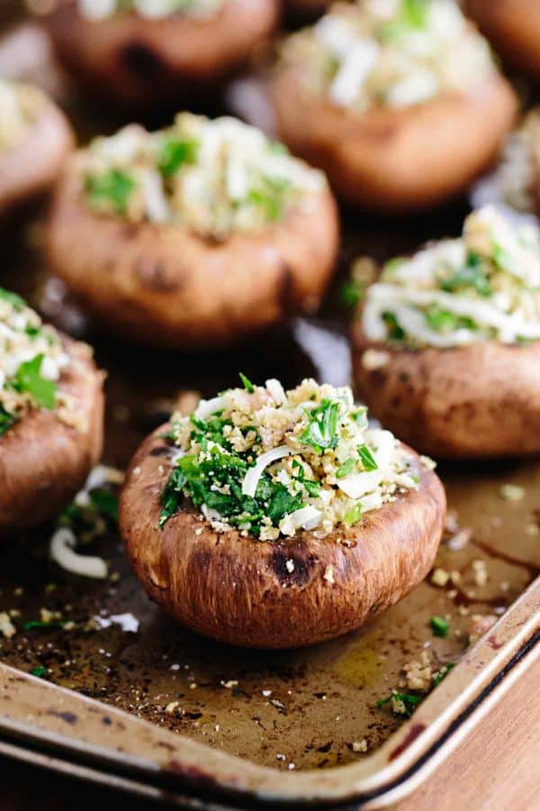 波多贝罗把蘑菇塞进平底锅里