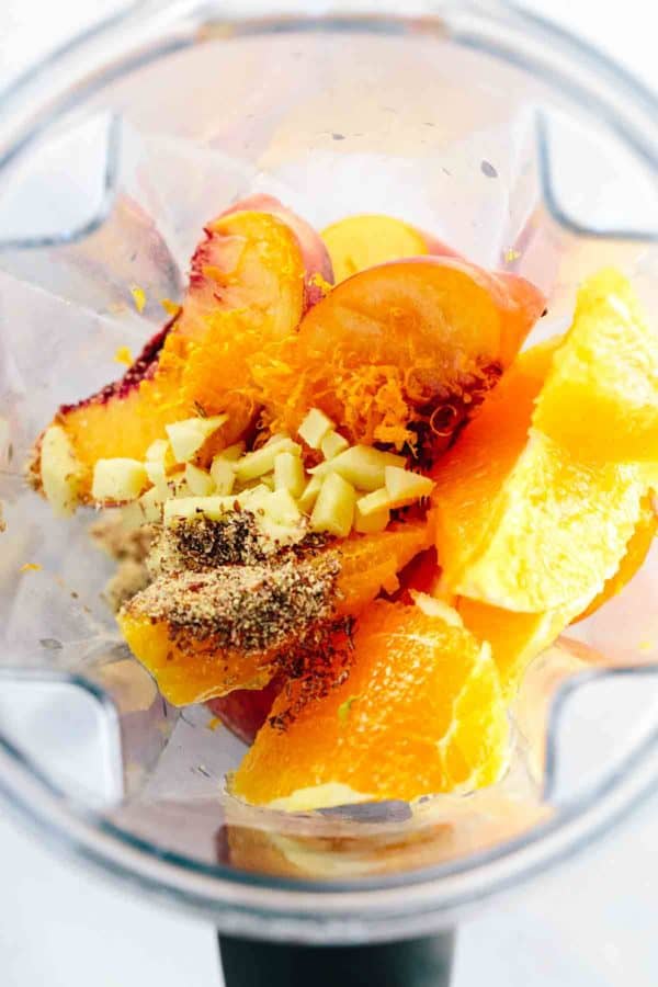 维他命搅拌机里装满了橙子和桃子片