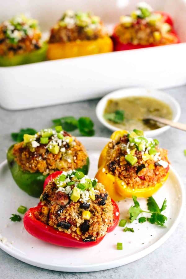 与墨西哥五香土耳其奎奴亚藜的填充辣椒