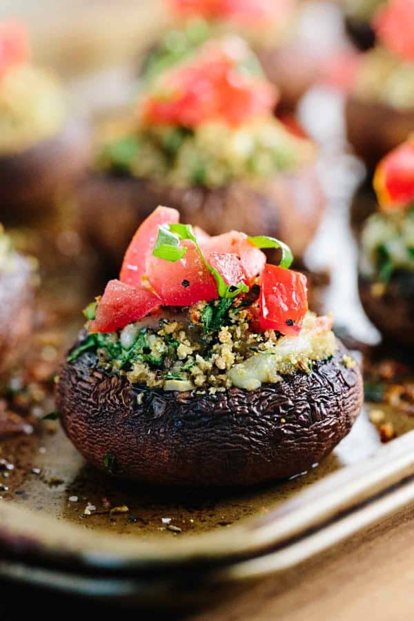 有烤面包馅的蘑菇特写