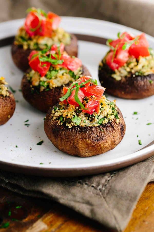 酿蘑菇配意式烤面包