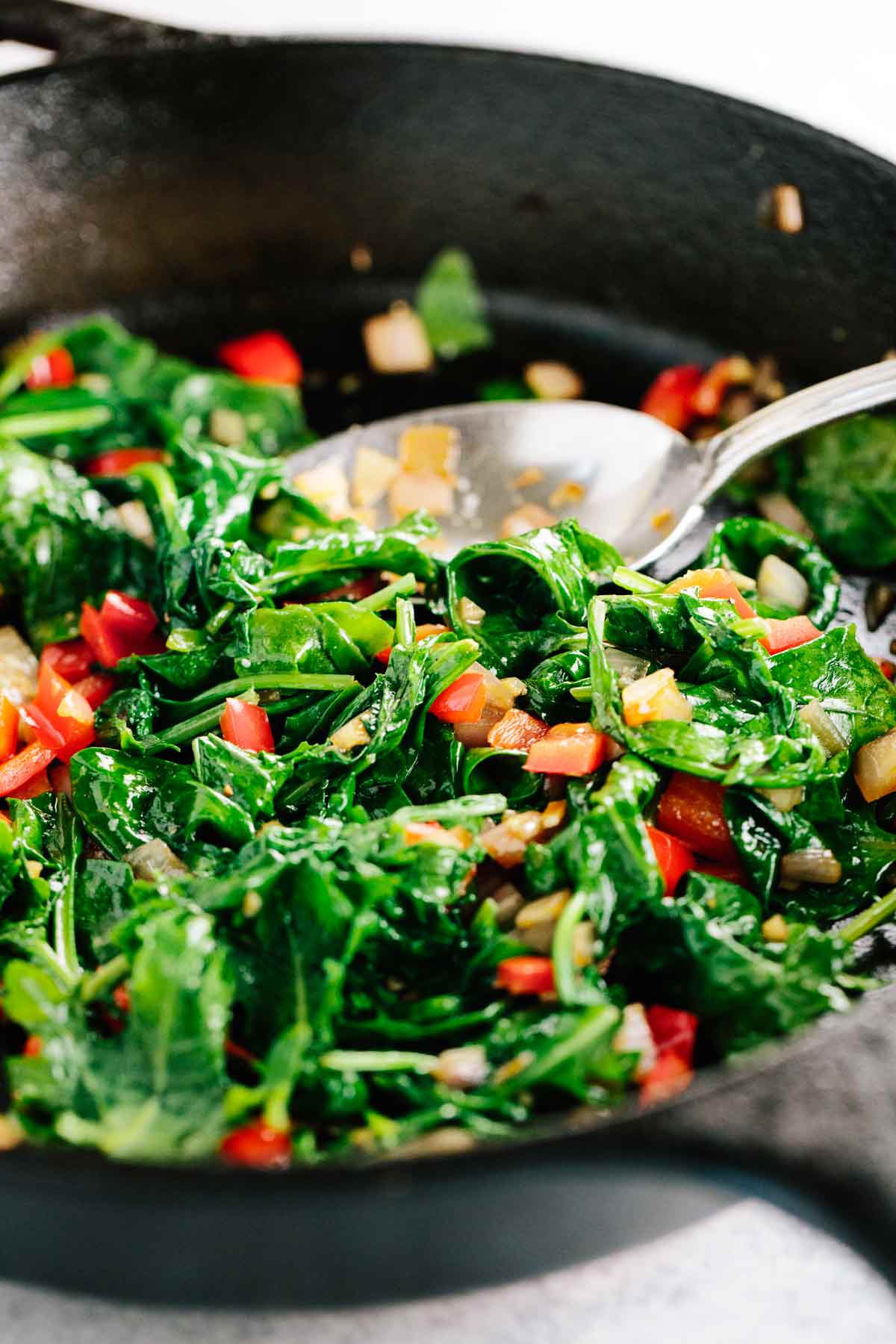 用铁锅煎甘蓝和菠菜