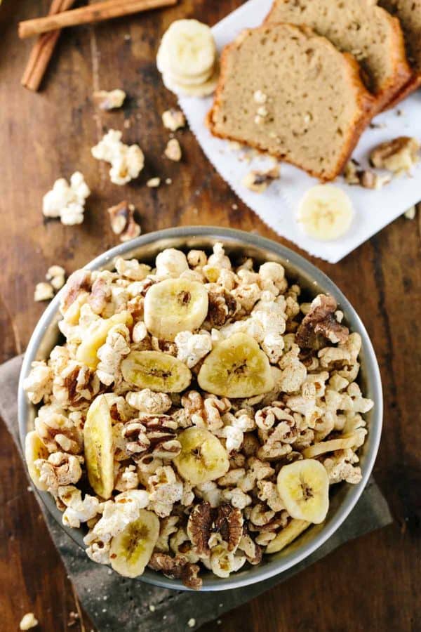 顶视图的玉米花视图与在上面的切的干香蕉