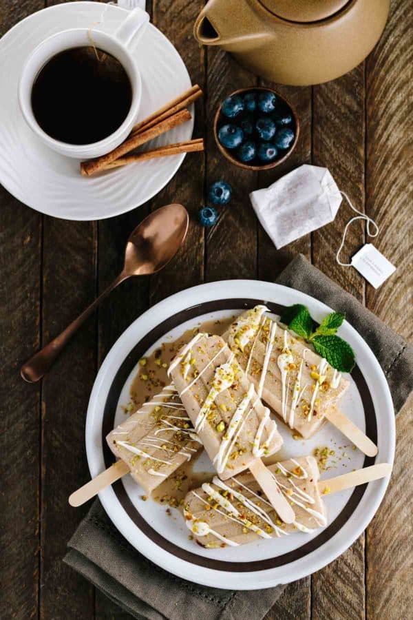 从上往下看,盘子上有一堆冰棒