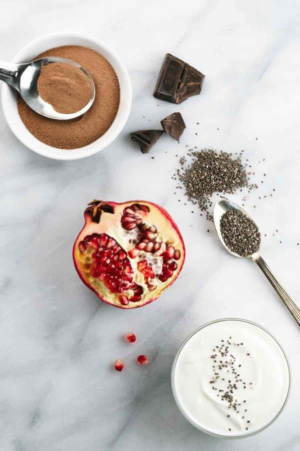 俯视开放的石榴与成分的看法,使巧克力Chia布丁