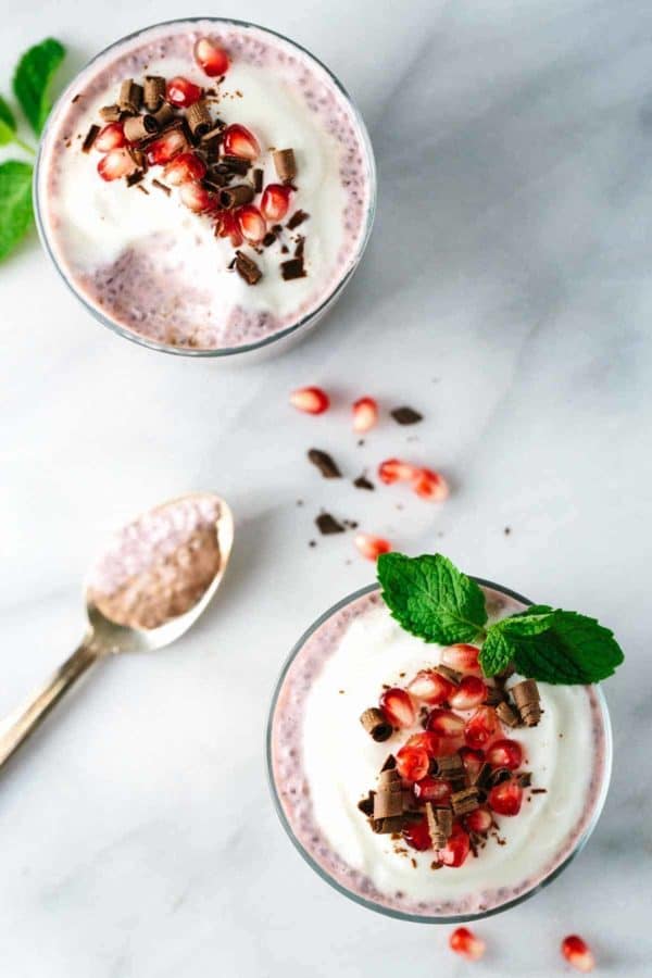 顶视图的两杯石榴早餐布丁