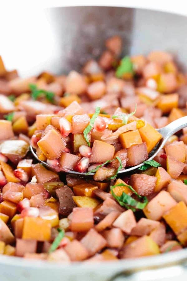 在不锈钢煎锅里煮酸辣酱