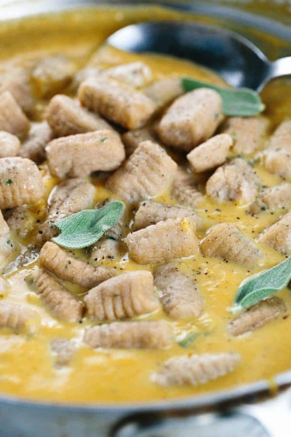 用南瓜鼠尾草酱做汤团