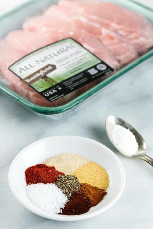 包装好的猪排和一小碗混合香料