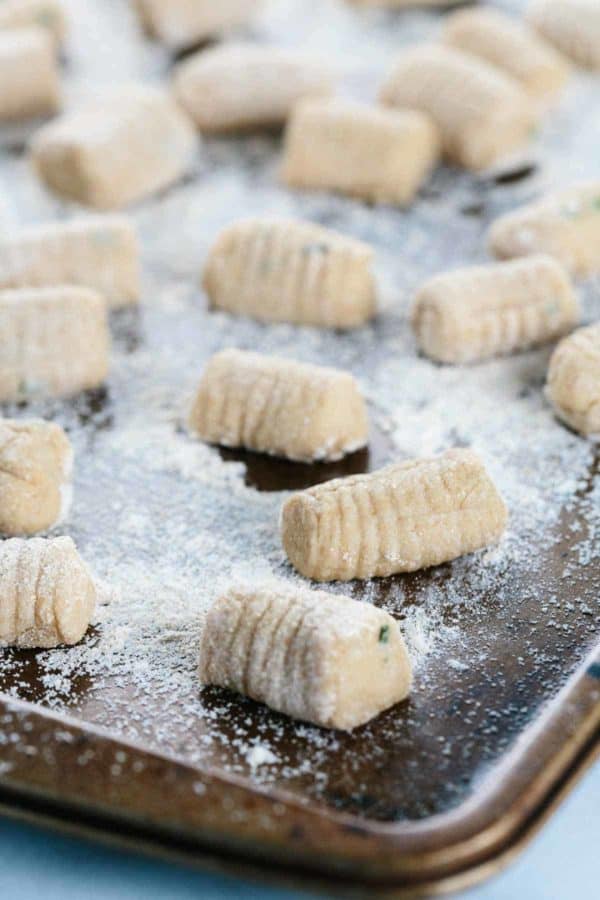 在撒了面粉的烤盘上自制的土豆团