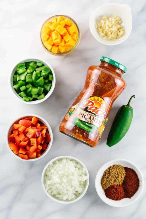 鸡肉辣椒的成分预分配在桌子上的小罐子里