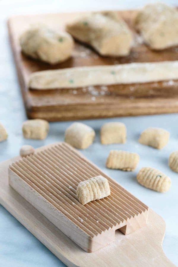 在木压机上擀全麦面团