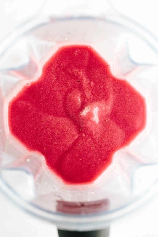 石榴冰沙泥在搅拌机容器中