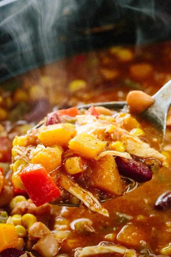 锅里蒸的一匙鸡肉辣椒