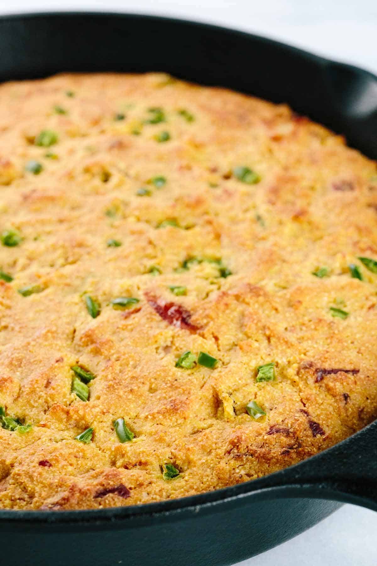 用铸铁平底锅做墨西哥胡椒玉米面包