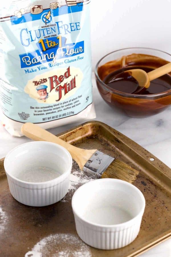 两个抹上烘焙面粉的小模子