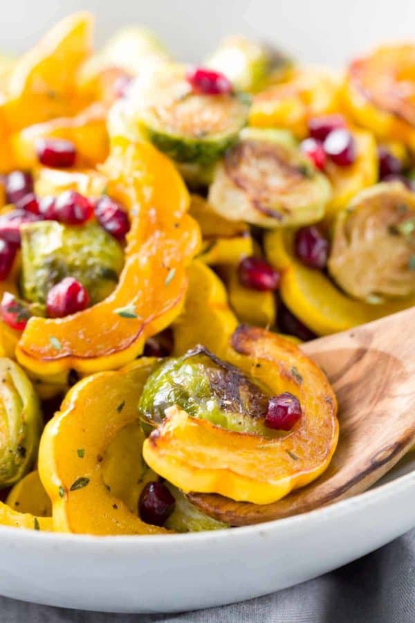 关闭显示一个木匙子混合菜旁边盘