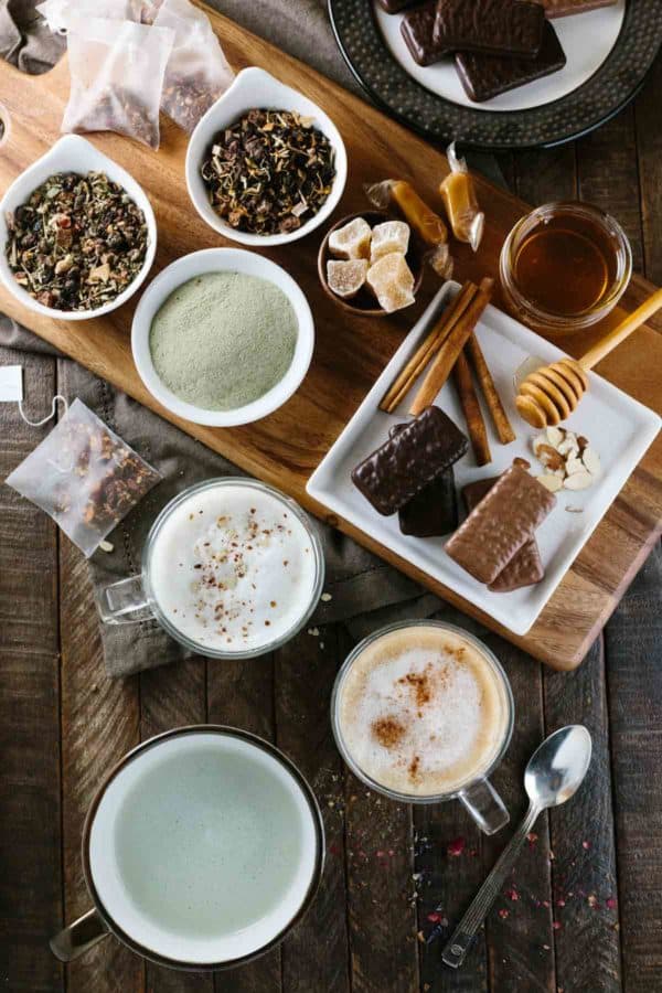 自上而下的茶和巧克力小吃在桌上