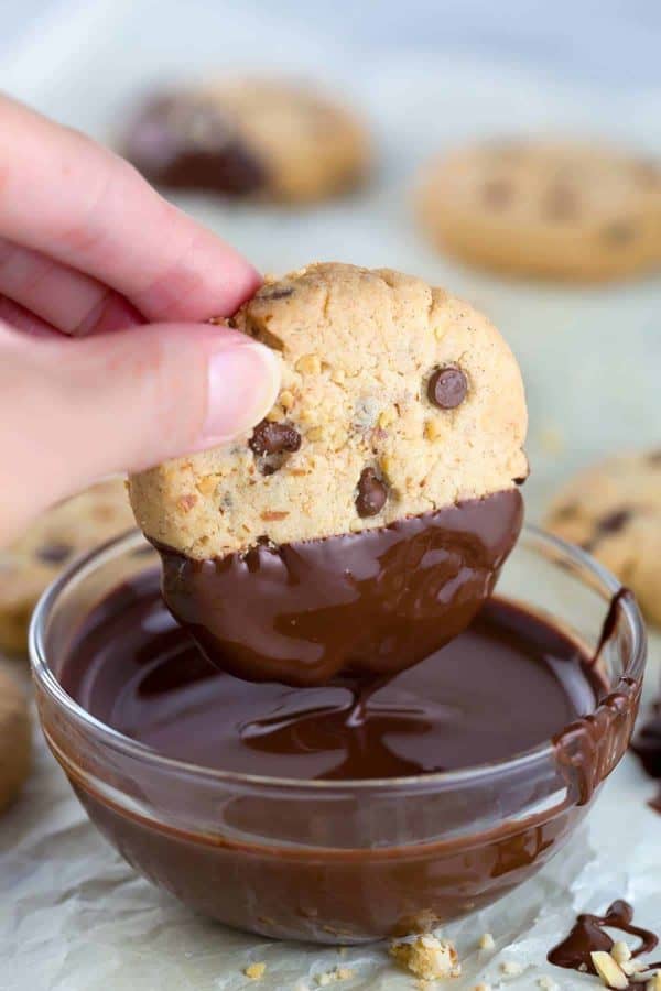 把饼干蘸进一小碗融化的巧克力里