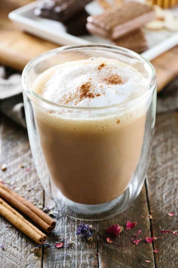 在玻璃杯子的茶拿铁